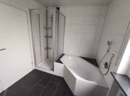 Bad mit Badewanne und Dusche Bild 3