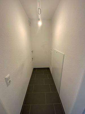 Abstellraum mit weißen Wänden und Waschmaschinenanschluss.JPG