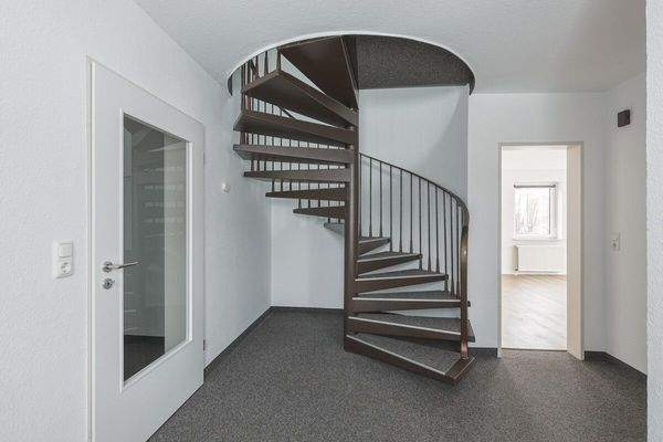 Der Flur mit dem Treppenaufgang ins Dachgeschoss