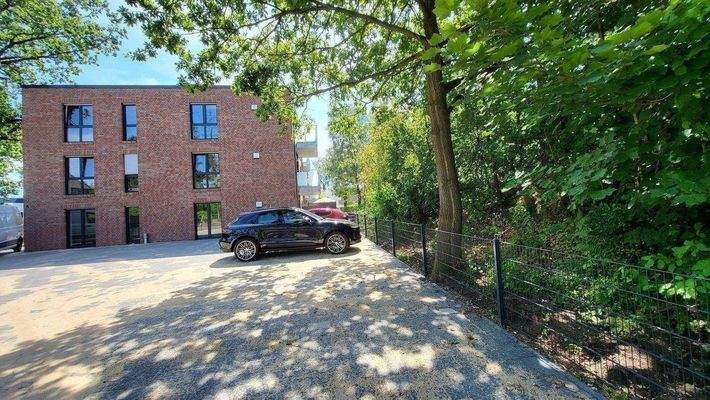 Stellplätze hinter dem Haus.jpg