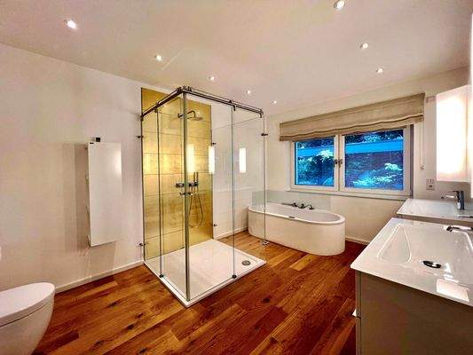 EG: großzügiges Bad mit Wanne, geräumiger Dusche ..