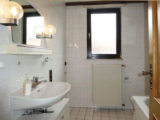 Tageslichtbad mit Wanne