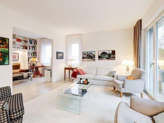 Wohnbereich mit Bibliothek