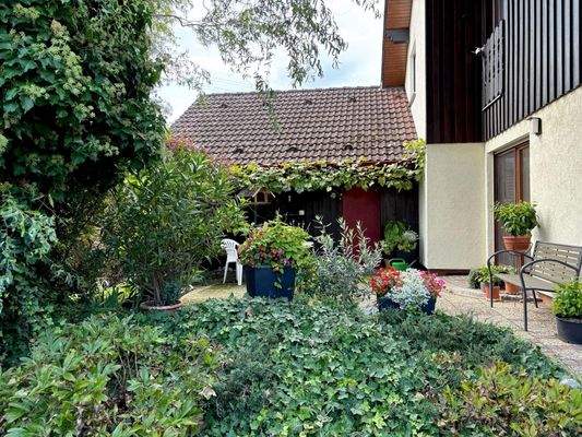 Garten mit toller Terrasse ...