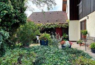 Garten mit toller Terrasse ...