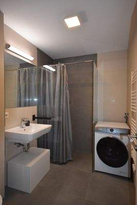 Badezimmer - Modernes und geräumiges Appartement mit großer Loggia und Bergblick