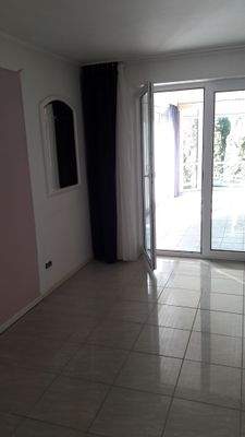 Schlafzimmer mit Übergang zum Wintergarten.jpg