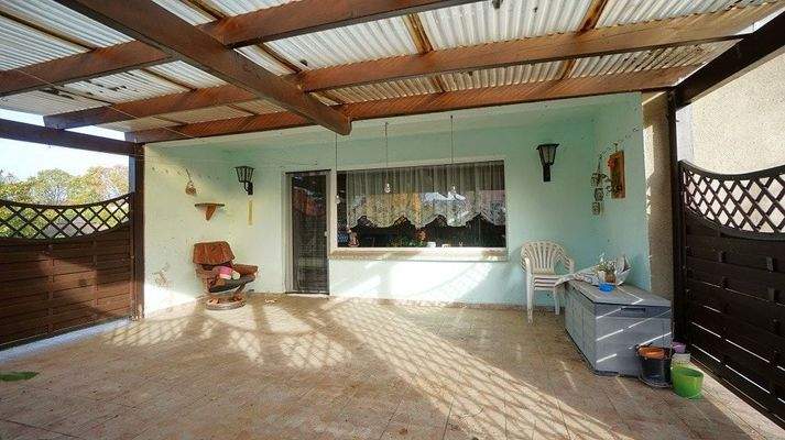 große überdachte Terrasse