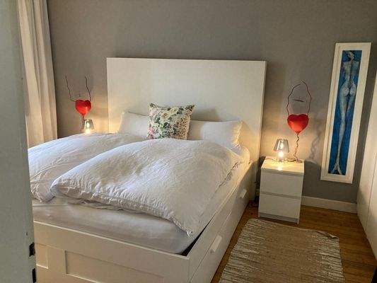 Ein Schlafzimmer im OG mit Dielenboden