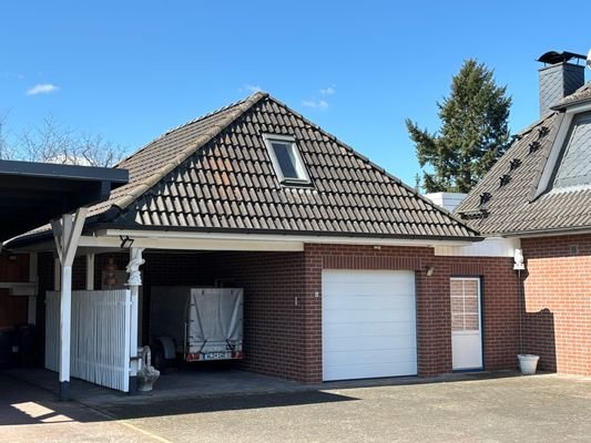 Garage mit elektr. Sektionaltor und Carport