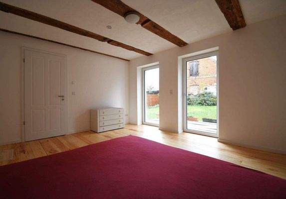 Schlafzimmer mit Blick auf die Terrasse