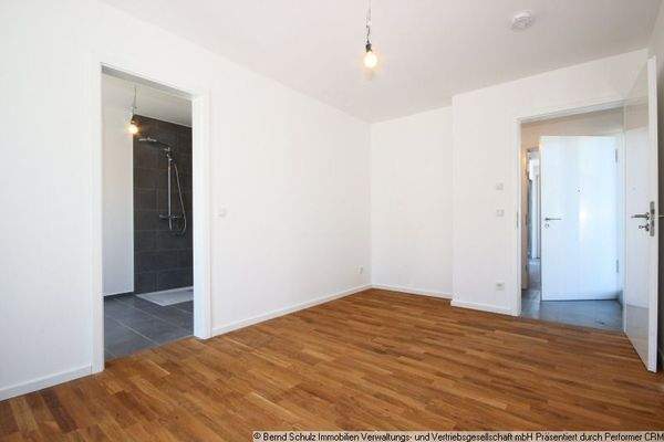 19 Arbeitszimmer mit Blick Richtung Gästebad und Eingangstür