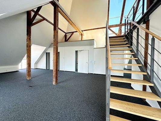 Büro mit Aufgang Galerie.jpg