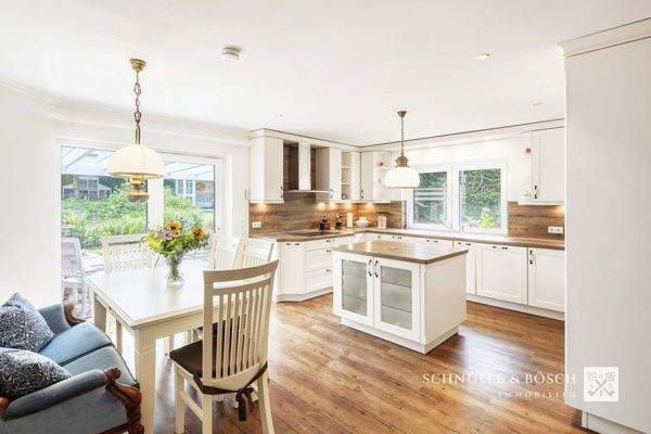 Offene Raumgestaltung mit Terrassenzugang