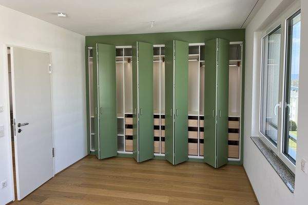 Schlafzimmer - Einbauschrank mit Falttüren + Beleuchtung