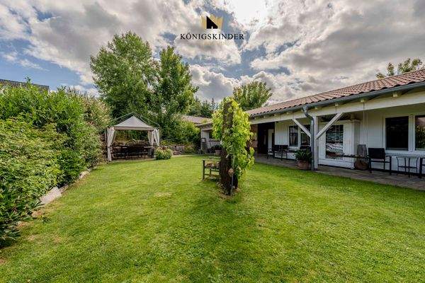 Natur pur: Der grüne Außenbereich bietet Raum für Freizeit, Entspannung oder therapeutische Angebote.