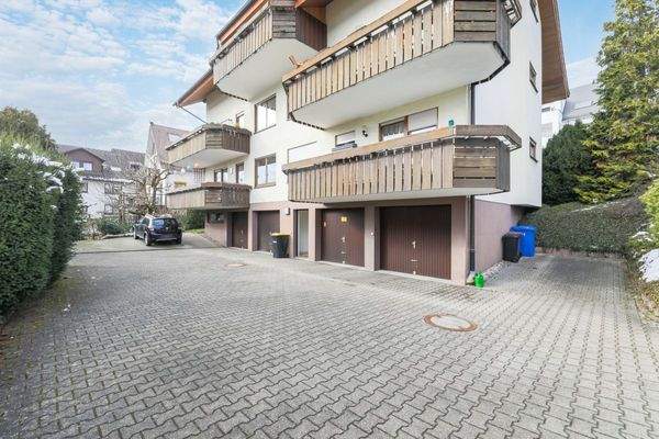 Rückansicht mit Garagen und Stellplätzen