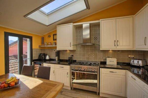 die moderne, voll ausgestattete Küche