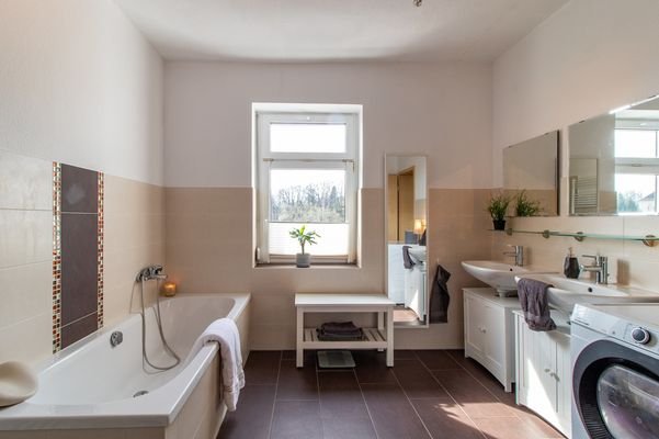 2025-3353-1. Obergeschoss-Badezimmer mit Doppelwas