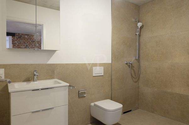 Elegantes G-WC mit Dusche im EG...