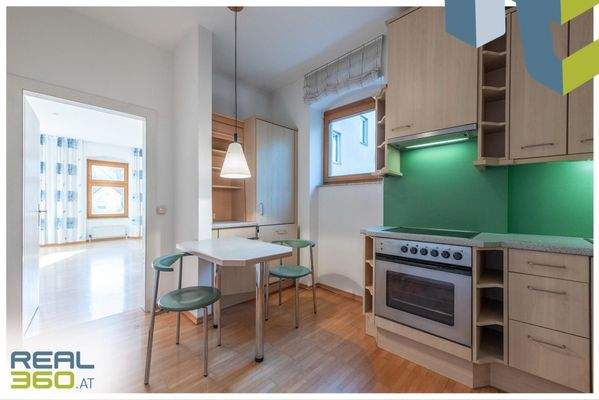 Küche mit Frühstückstisch