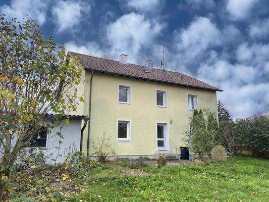 Rückwärtige Ansicht mit Garage