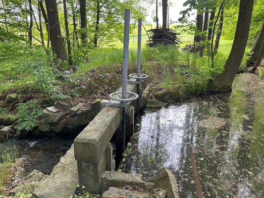 Das Wehr im Bachlauf