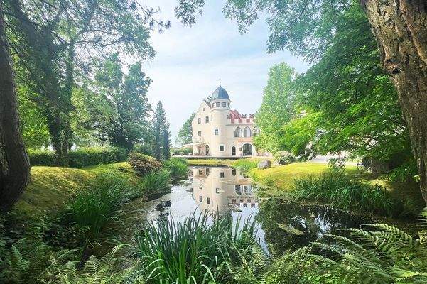 Majestätisch präsentiert sich das Schloss