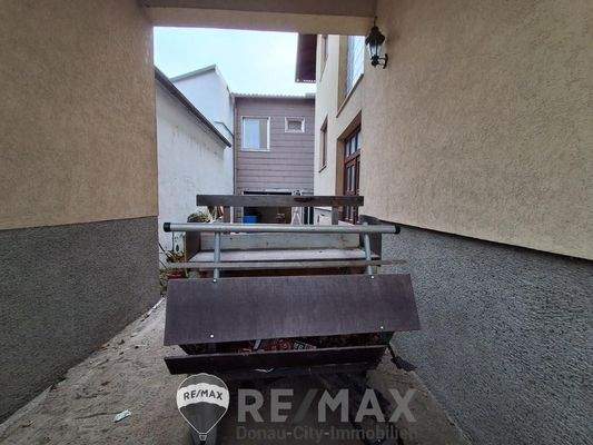 24 Hauseinfahrt überdacht Innenhof Moosbrunn