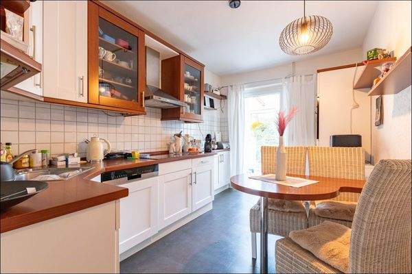 Küche mit Zugang zur Dachterrasse