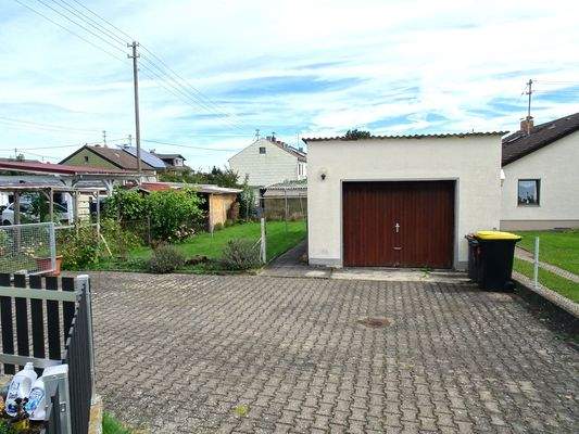 Garage mit 3 PKW-Stpl. u. Garten
