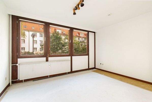 Helles Schlafzimmer mit großen Fenstern