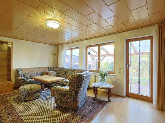 Großzügiger Wohnbereich mit Zugang zur Terrasse und dem Garten