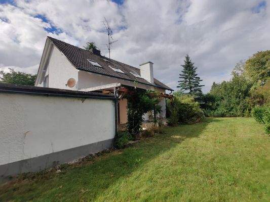 Garten mit überdachten Terrasse