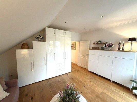 Schlafzimmer 2, Blick zum Flur