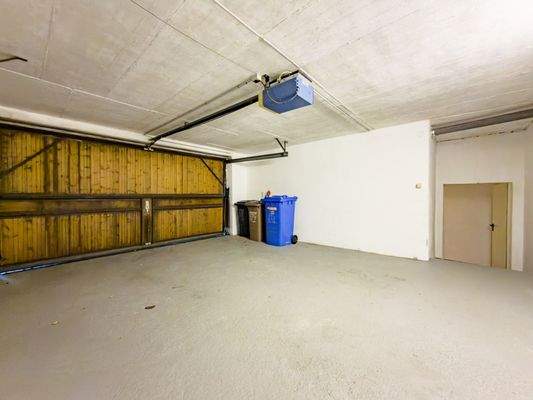 Garage mit elektronischem Tor