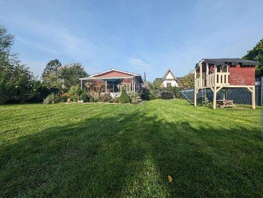 Garten mit Kinderspielhaus