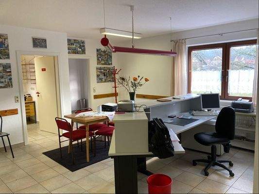 separate Büro / Praxisfläche im Erdgeschoss mit diversen Einzelräumen & Sanitärbereich