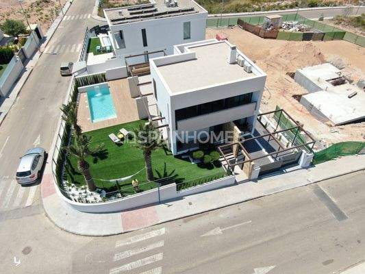 4-Bedroom Detached Properties Close to Beach in Orihuela
