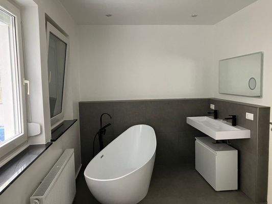 ...freistehender Wanne und Fenster