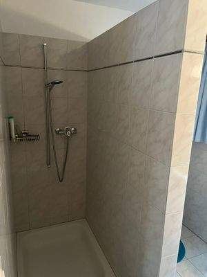 Dusche und Bad 1. OG