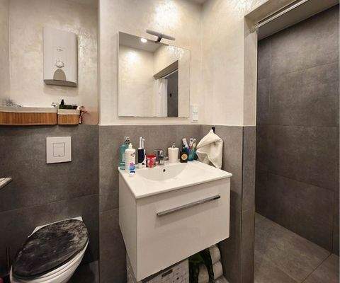 OG links modernes Duschbad mit luxuriöser Walk-In Dusche