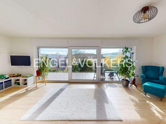 Modernes Wohnambiente mit raumhohen Fenstern