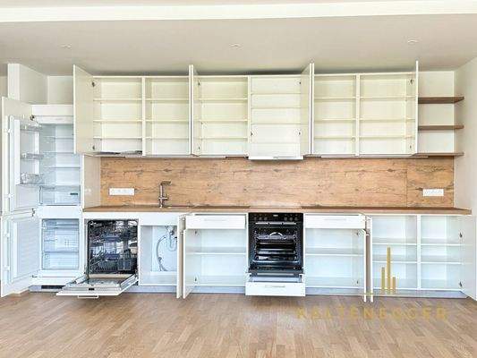 Küche ist 4,76 m breit - genug Platz und alle Geräte vorhanden