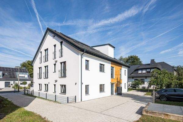 Hausansicht mit Blick zum Eingangsbereich