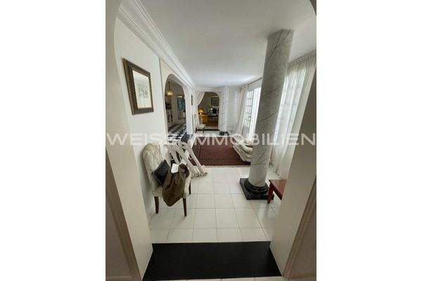 Große Fenster und elegante Säulen