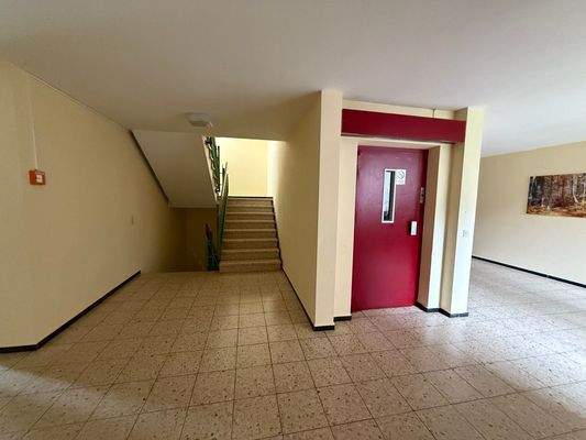 Treppenhaus und Aufzug