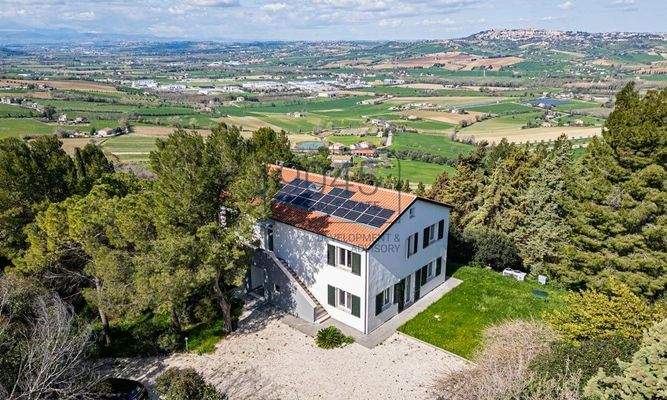 Zeitgemäße Landvilla in nachhaltiger Holzbauweise mit Panoramablick bei Potenza Picena