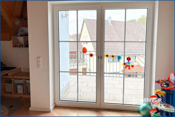 Kinderzimmer 1 Blick auf Balkon