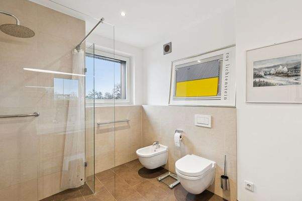 und angeschlossenem Badezimmer 1